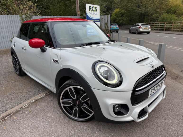 MINI HATCHBACK