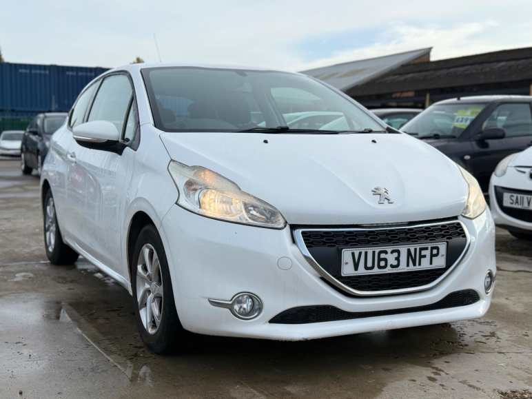 PEUGEOT 208