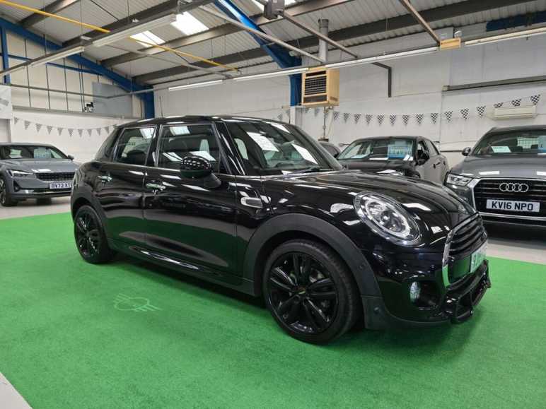 MINI HATCHBACK