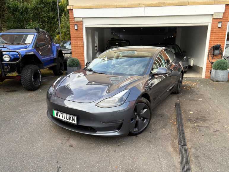 TESLA MODEL 3