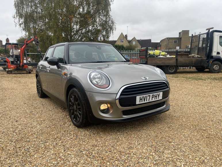 MINI HATCHBACK