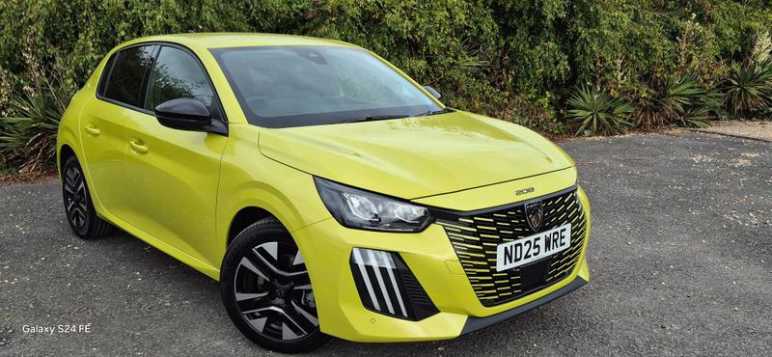 PEUGEOT 208