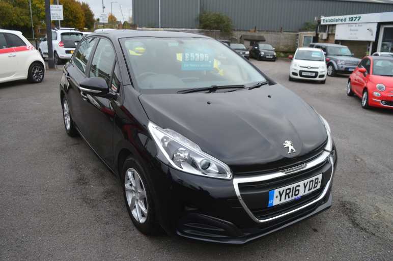 PEUGEOT 208