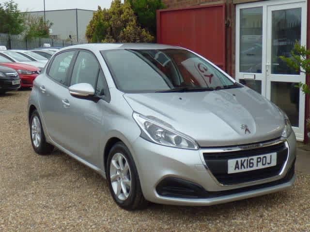 PEUGEOT 208