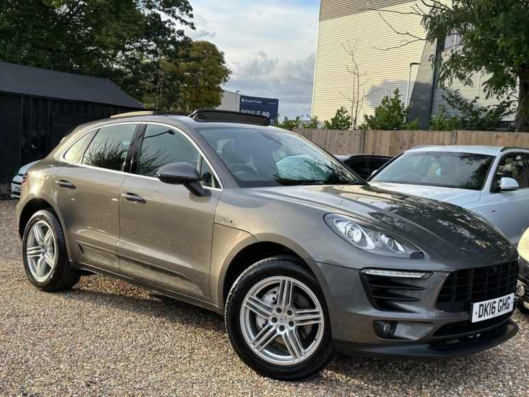 PORSCHE MACAN