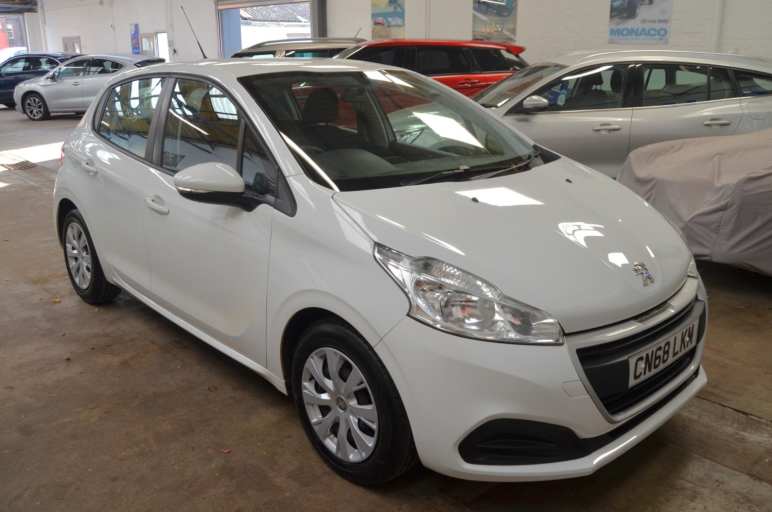 PEUGEOT 208