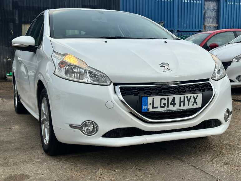 PEUGEOT 208