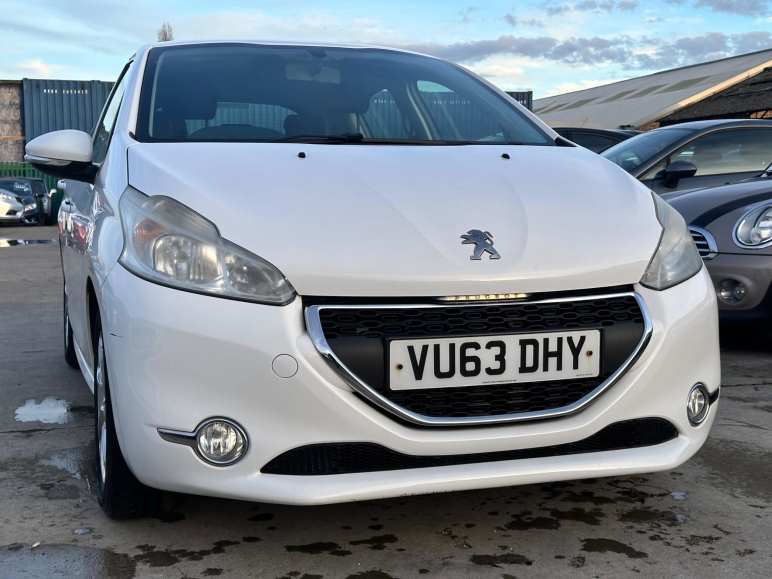 PEUGEOT 208