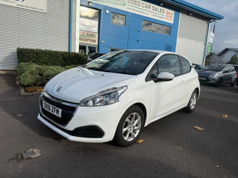 PEUGEOT 208