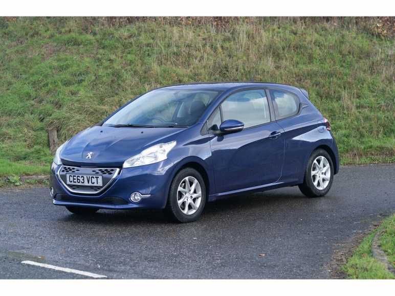 PEUGEOT 208