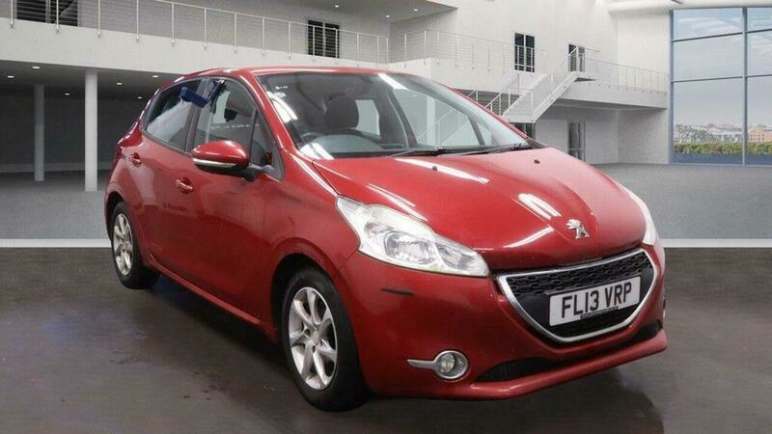 PEUGEOT 208