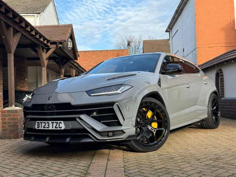 LAMBORGHINI URUS