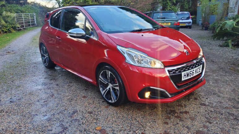 PEUGEOT 208