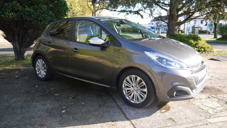 PEUGEOT 208