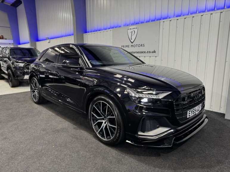 AUDI Q8