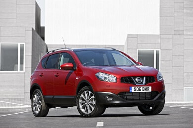 Nissan Qashqai in red