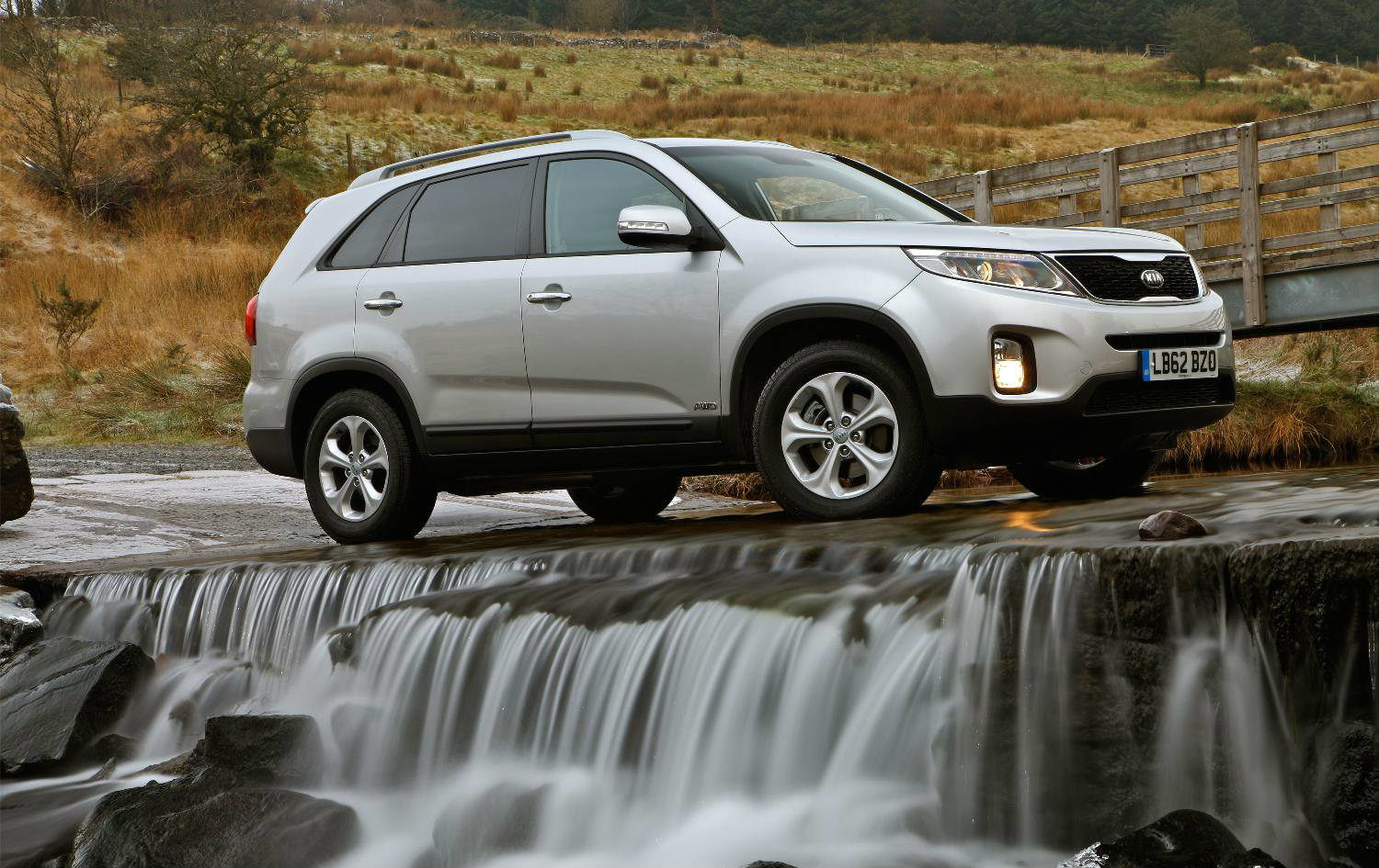 image of a kia sorento in the countryside