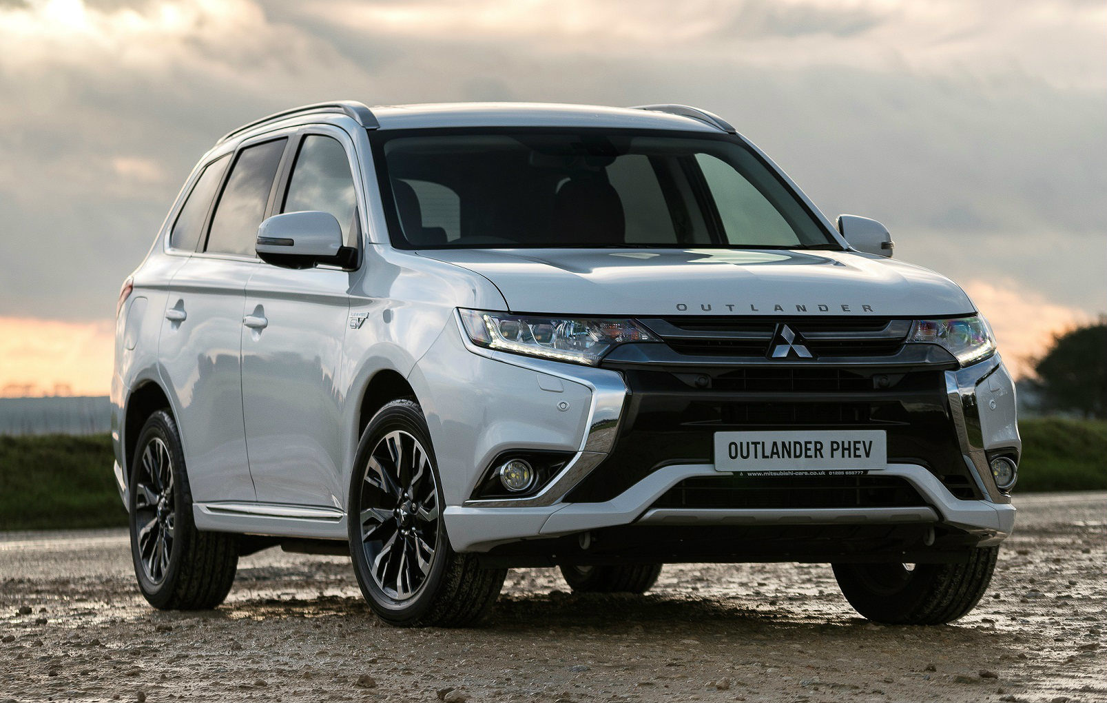 image of a silver mitsubishi ourlander phev car exterior