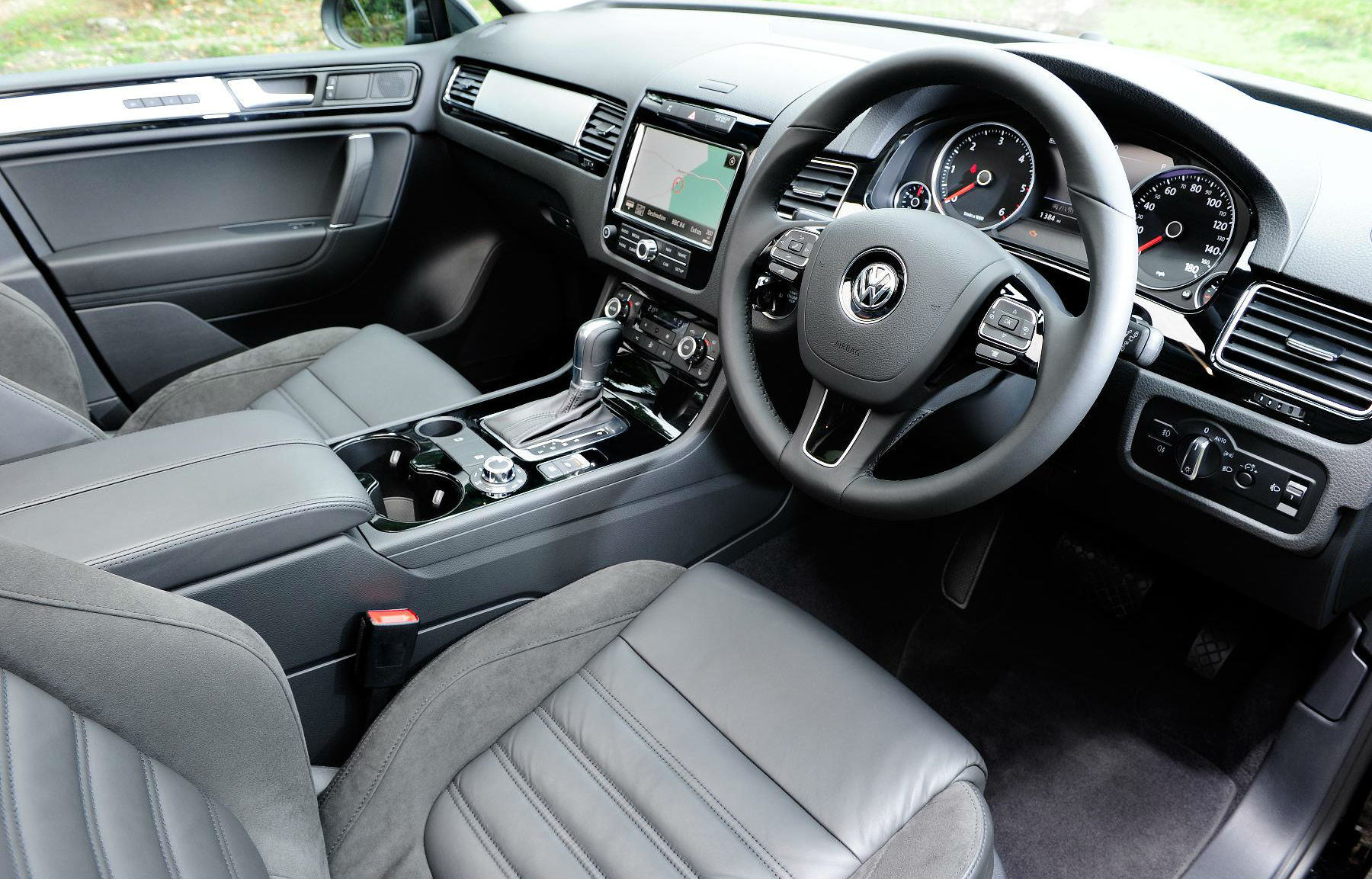 image of a volkswagen touareg car interior