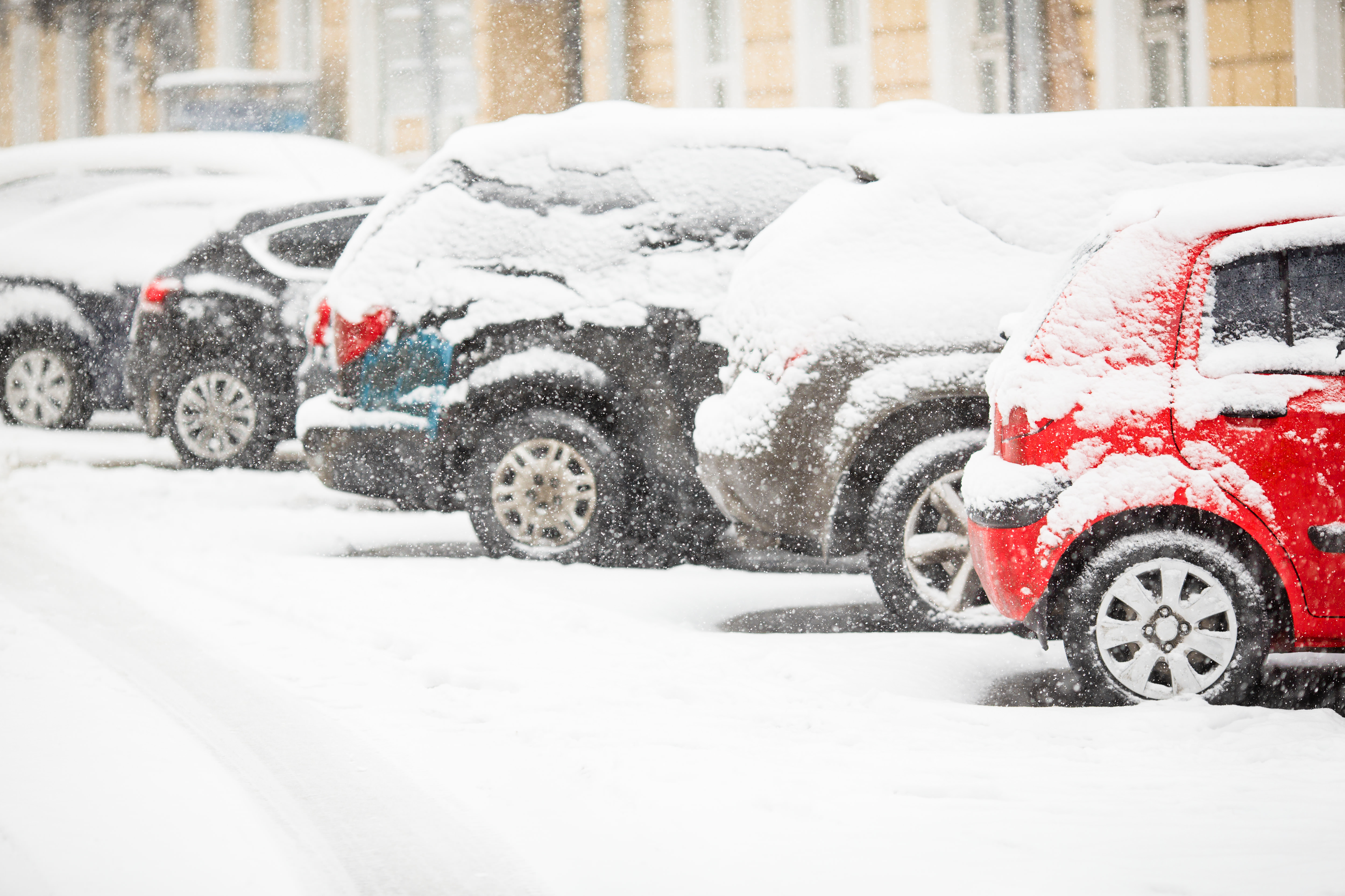 Машина в снегу. Машина под снегом. Автомобиль зима. Авто в снегу. Заснеженная машина.