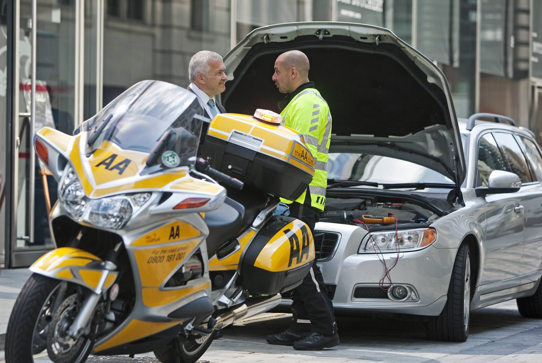 image of aa emergency services assisting a broken down driver