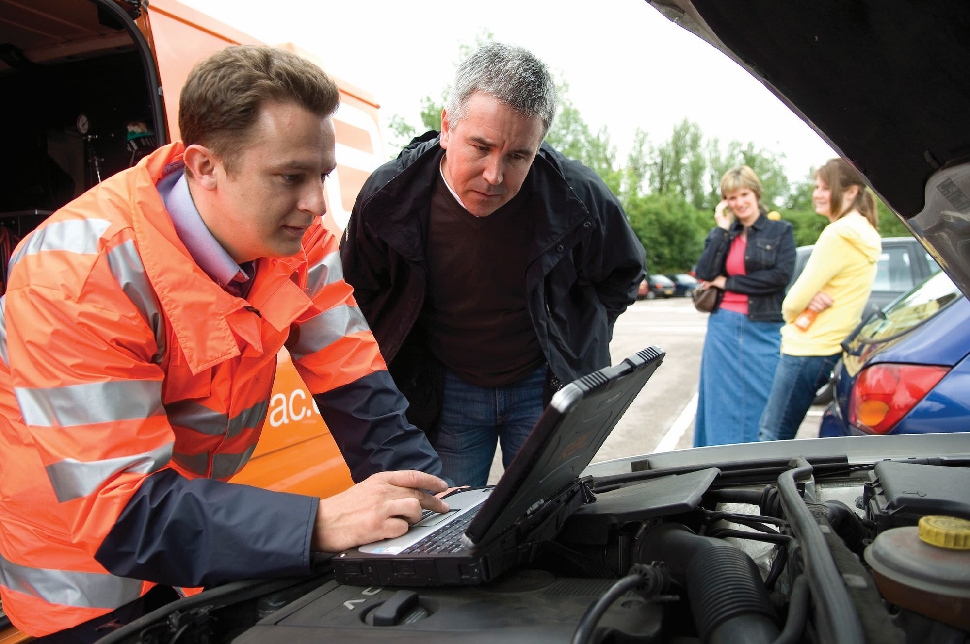 image of rac emergency services assisting a broken down driver