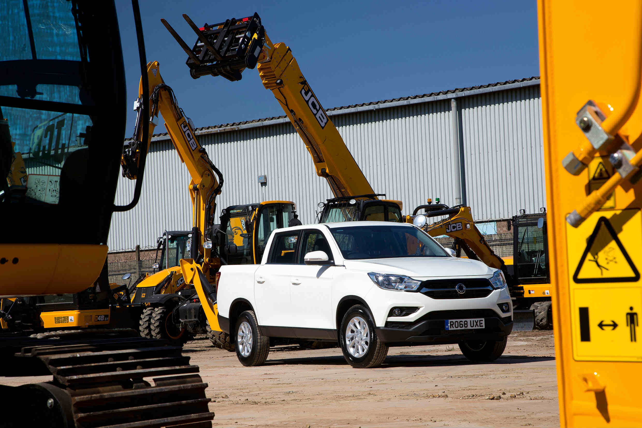 image of a white mitsubishi l200 barbarian car exterior