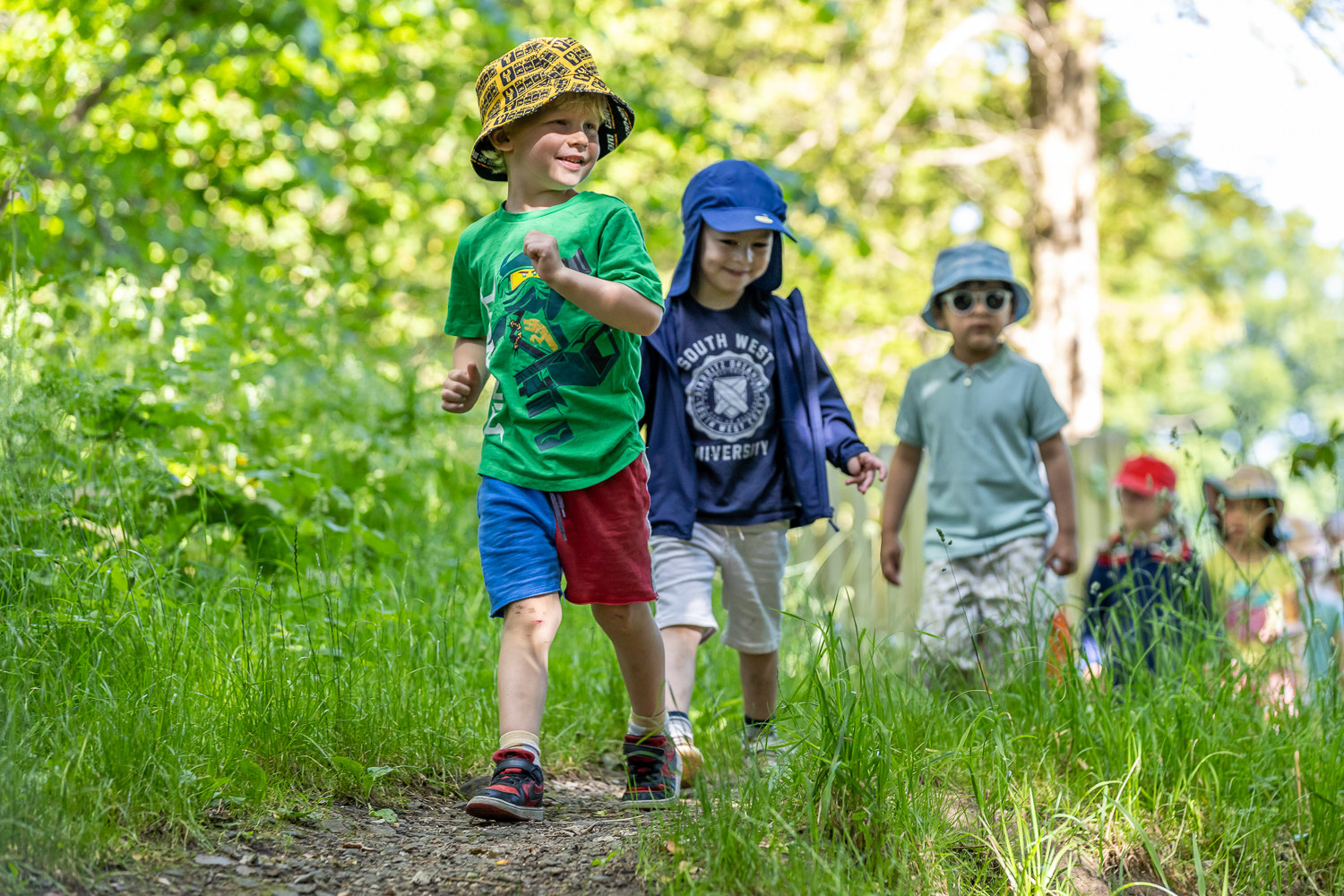 51���� age child watering plants