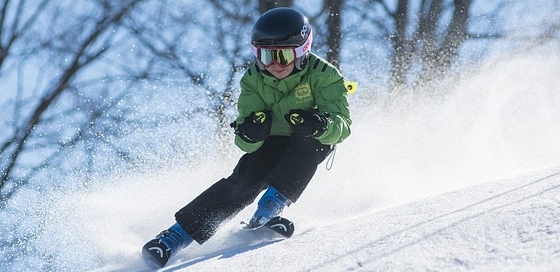 boy skiing