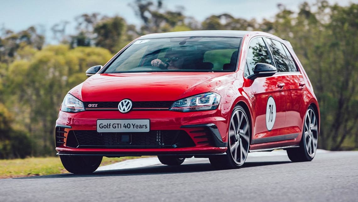 Хода гольф. Golf GTI 40. Volkswagen Golf GTI 6 Sport. Гольф 7 GTI ночью. Volkswagen Golf GTI 205.