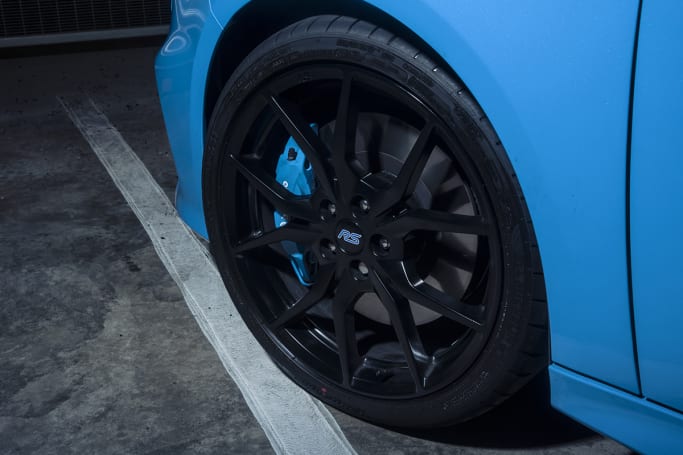 The big 19-inch alloys are now black, with beefy four-piston Brembo brakes lurking behind them up front.