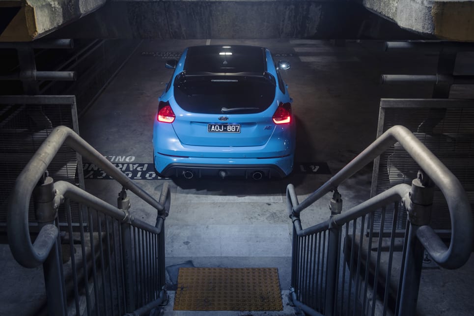 A pronounced roof spoiler and full-width diffuser at the rear complete the track-attack look.