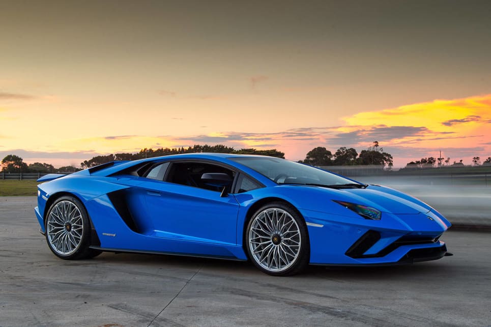 2017-Lamborghini-Aventador-S-coupe-blue-