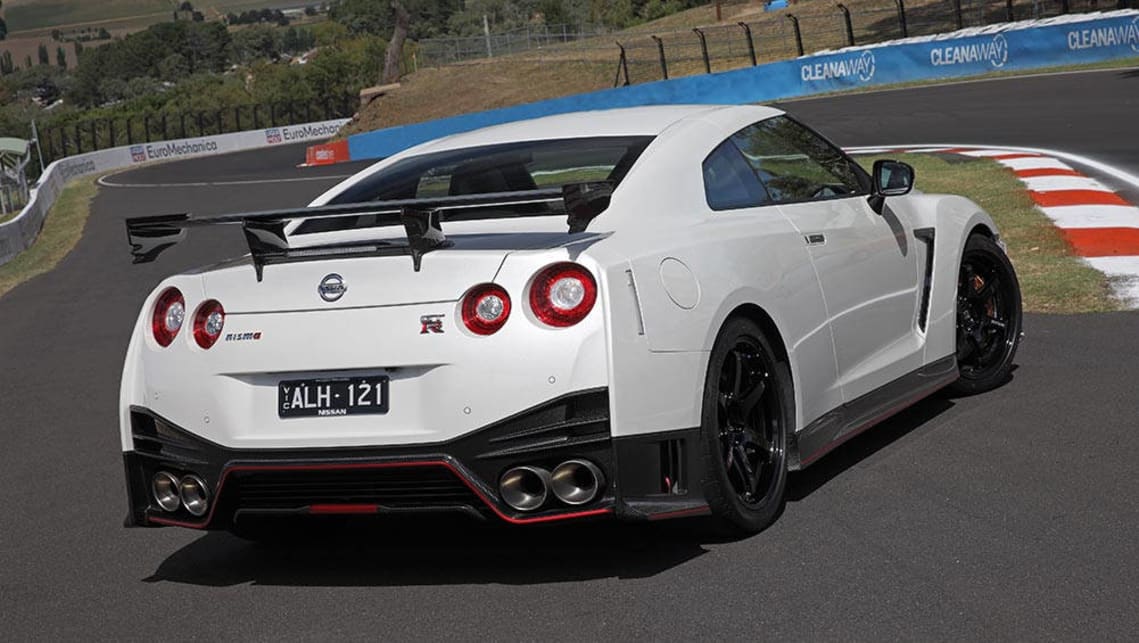 Nissan-GT-R-Nismo-white-2017-coupe-%286%29.jpg