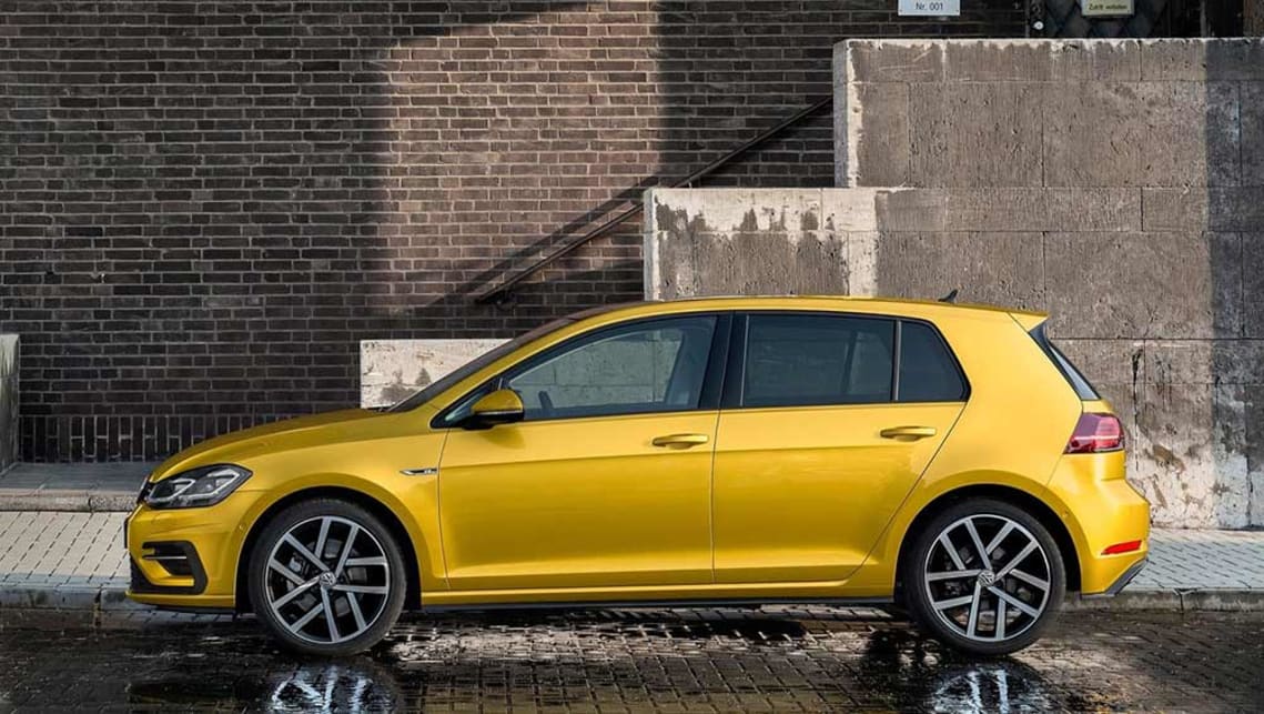 Volkswagen-Golf-2017-yellow-hatchback-%284%29.jpg