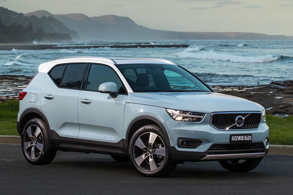 Volvo XC40 T5 Momentum SUV blue press image 1200x800p %281%29