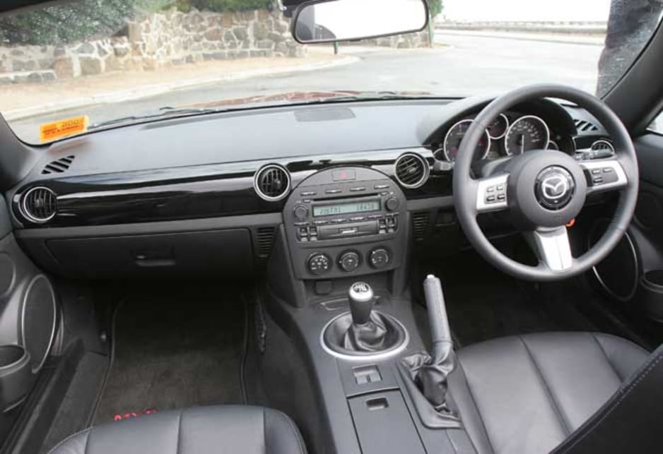 https://res.cloudinary.com/carsguide/image/upload/f_auto,fl_lossy,q_auto,t_cg_hero_large/v1/editorial/dp/albums/album-1425/lg/Mazda-MX-5-2005-7a-gl.jpg