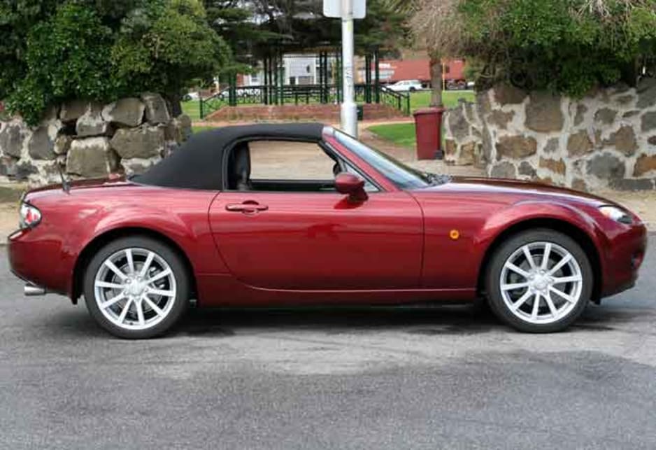 https://res.cloudinary.com/carsguide/image/upload/f_auto,fl_lossy,q_auto,t_cg_hero_large/v1/editorial/dp/albums/album-1425/lg/Mazda-MX-5-2005-9.jpg