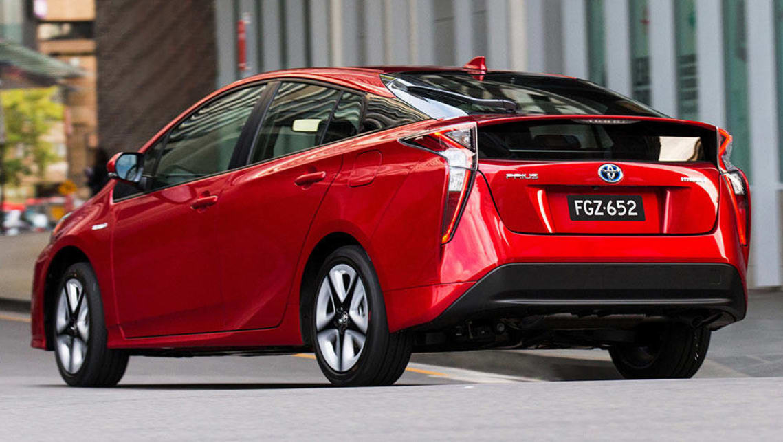 Toyota Prius i tech 2016 %287%29_0