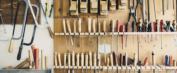 Wand mit Werkzeugen