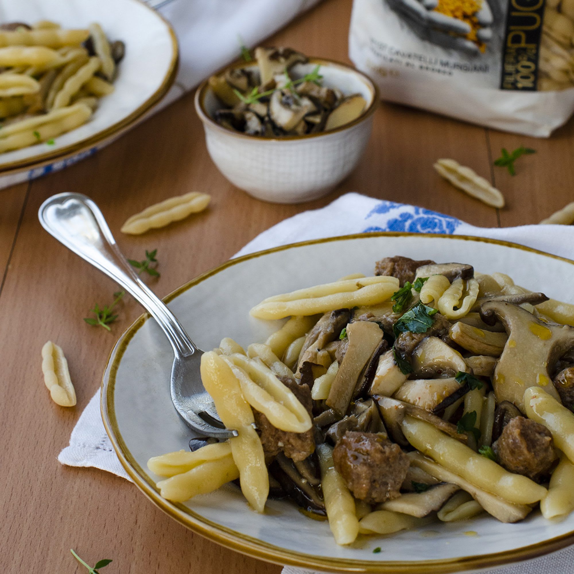 Cavatelli-murgiani-con-funghi-cardoncelli-e-salsiccia_v