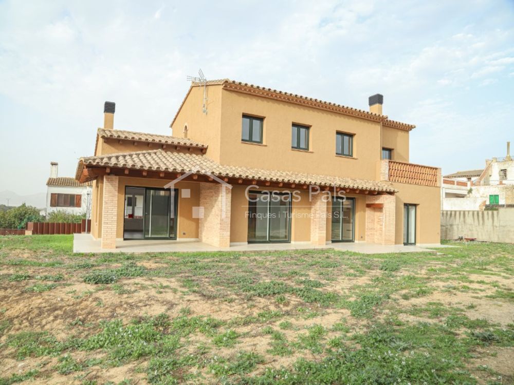 Villa in der letzten Bauphase mit großem Garten.