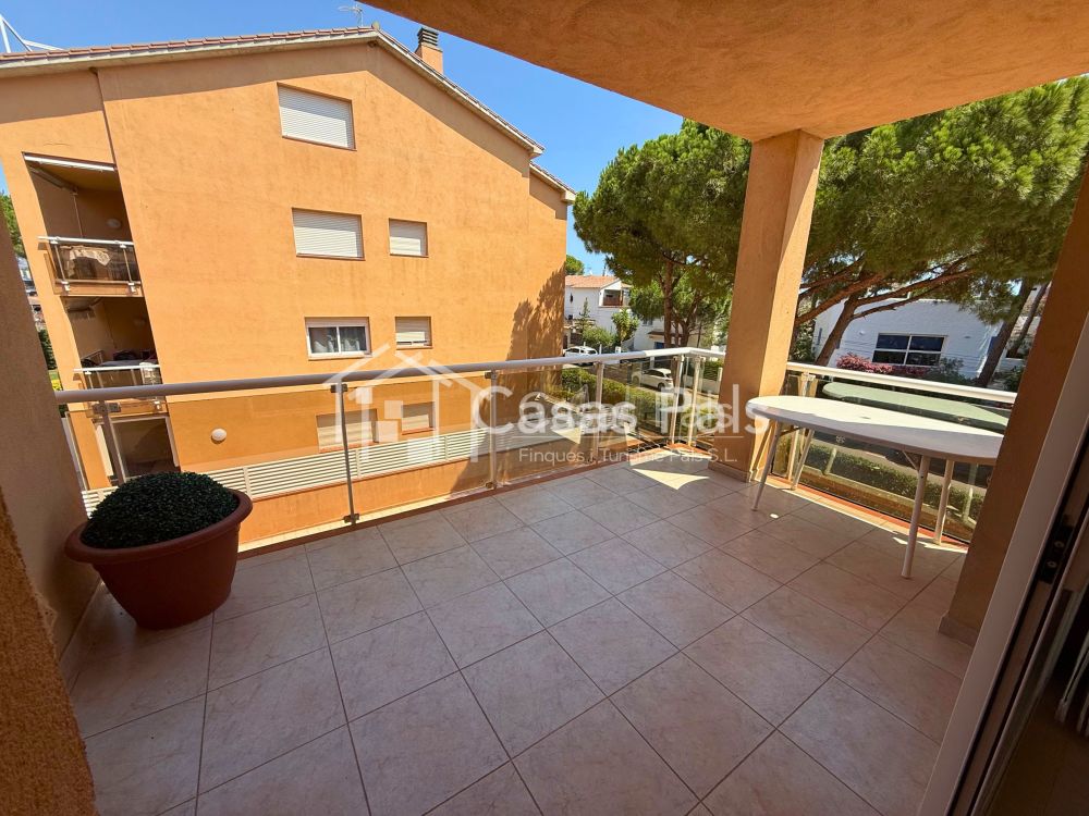 Apartament amb grans terrasses a la platja de Pals
