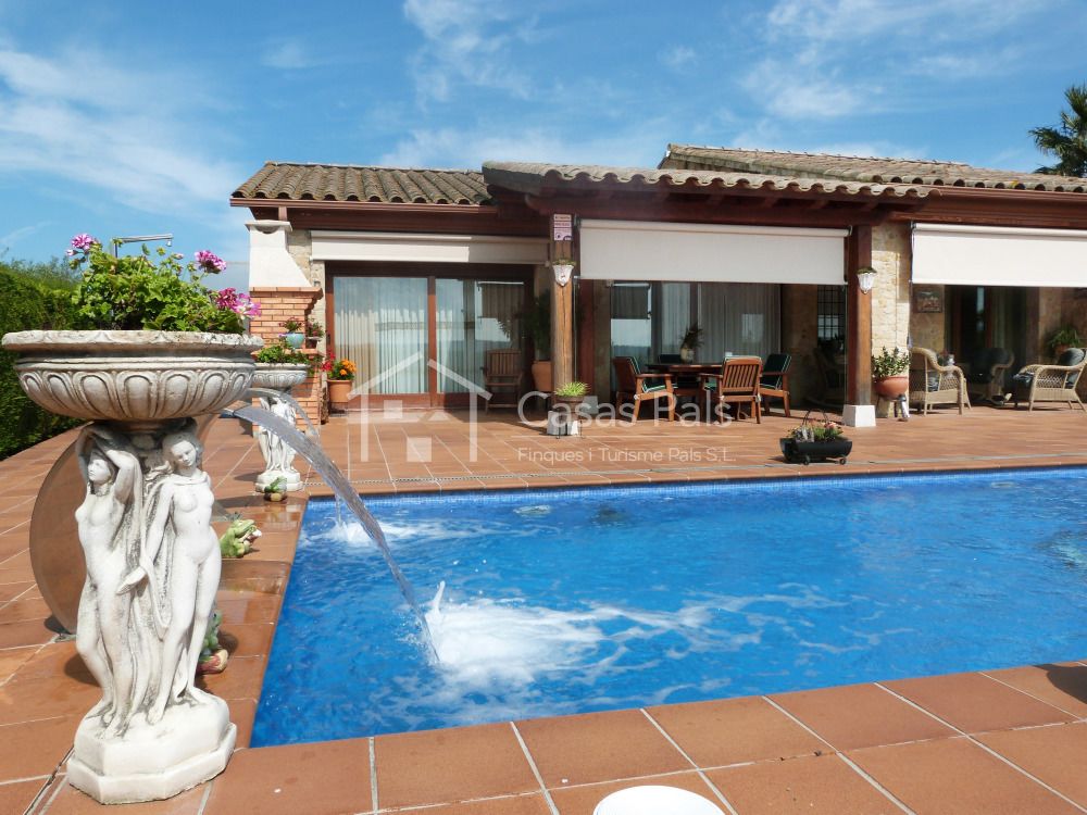 Villa with private swimming pool and guest apartment 