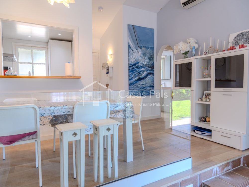 Casa adossada amb piscina comunitària, a Pals