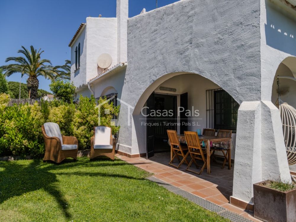 Casa adossada amb piscina comunitària, a Pals