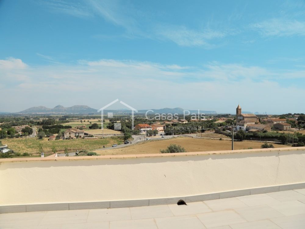 Magnífica casa con piscina y vistas unicas a Pals