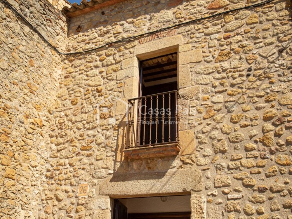 Maison de ville entièrement restaurée située dans la ville médiévale de Pals