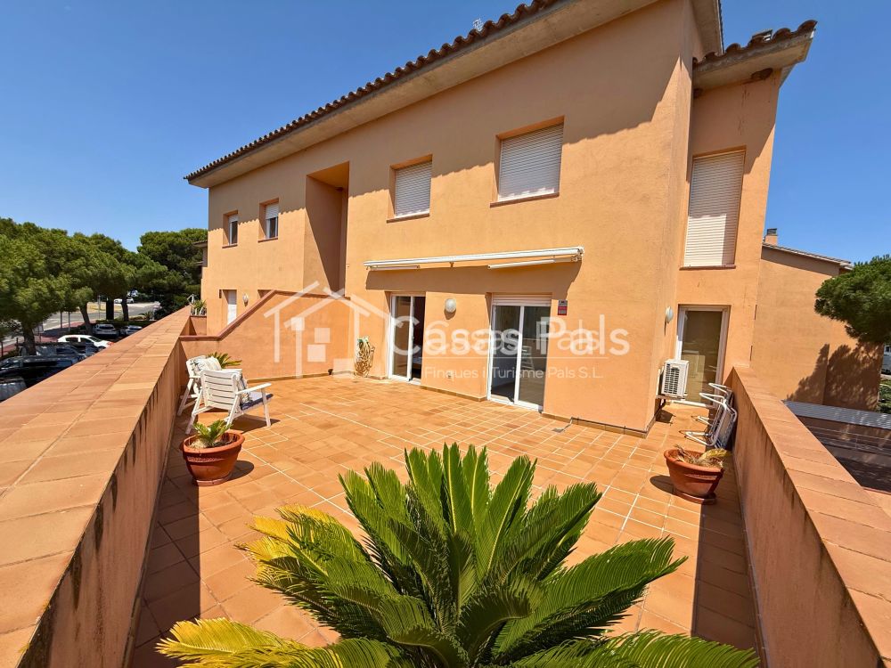 Apartament amb grans terrasses a la platja de Pals