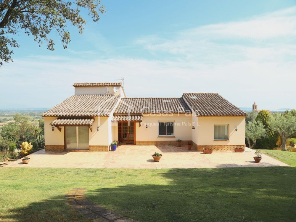 Magnífica casa con piscina y vistas unicas a Pals